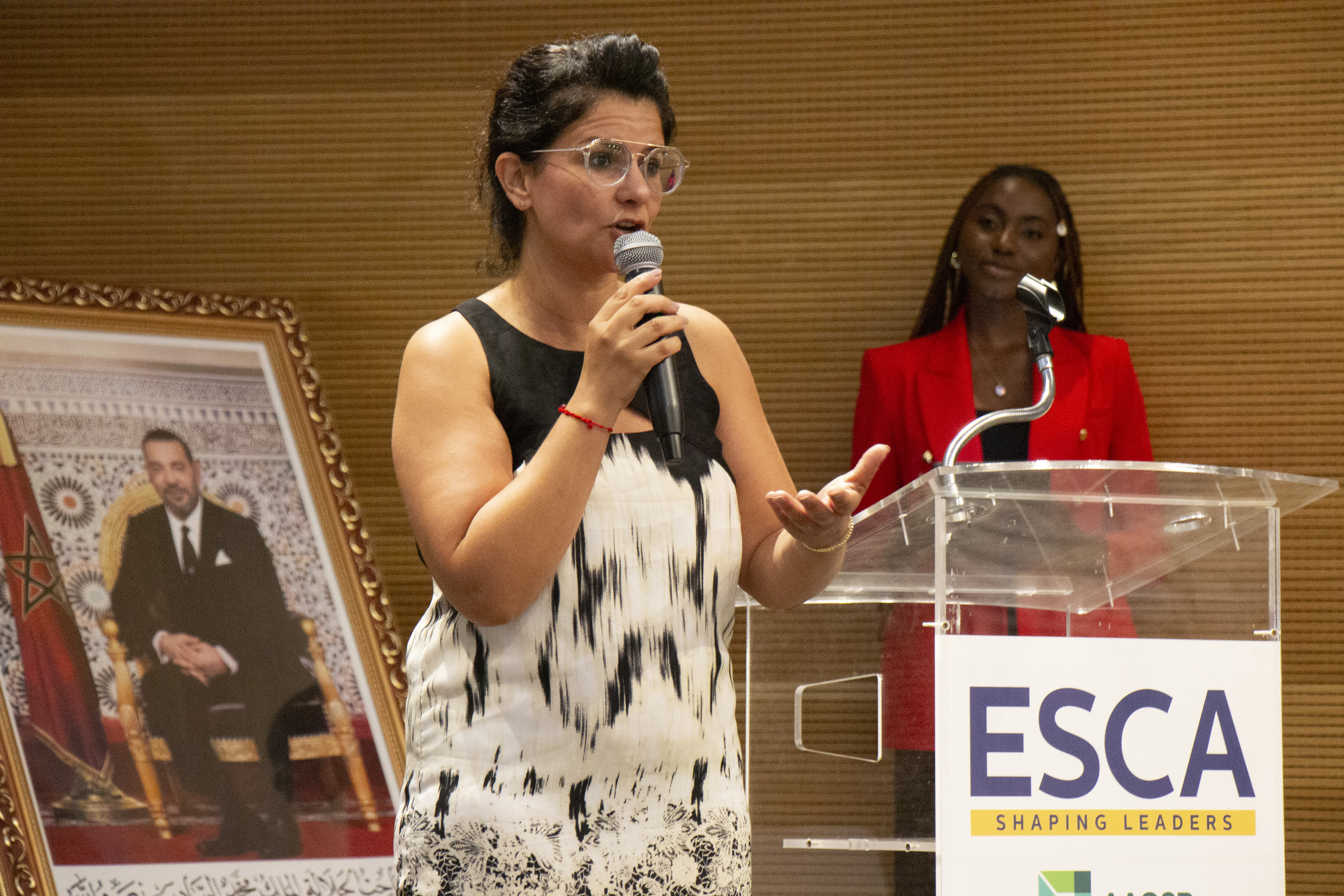 Intervention d'une experte au pupitre ESCA