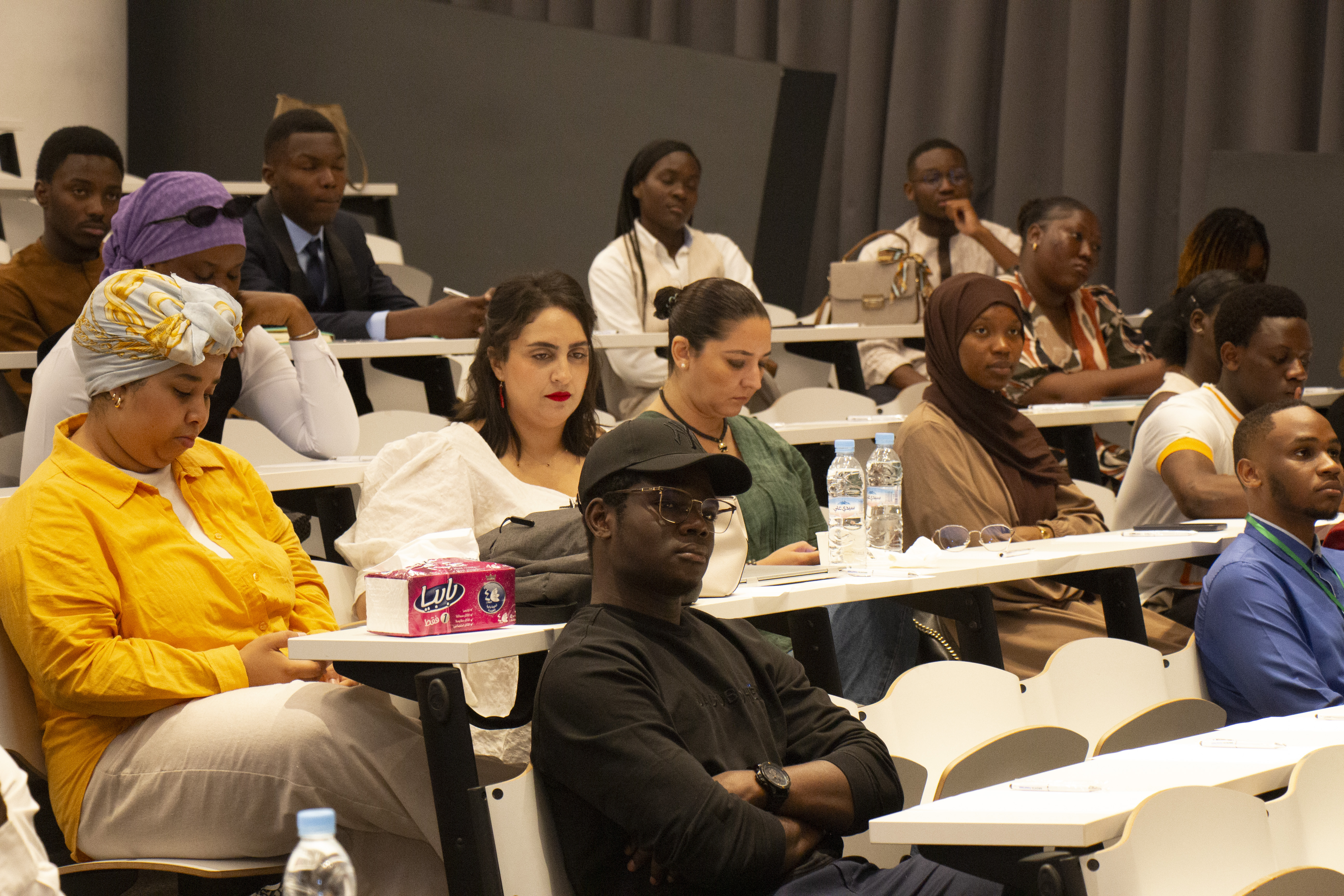 Les participants du forum suivant une conférence